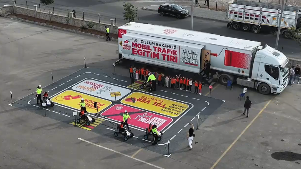 Mobil Trafik Eğitim Tırı Öğrencilerle Buluştu