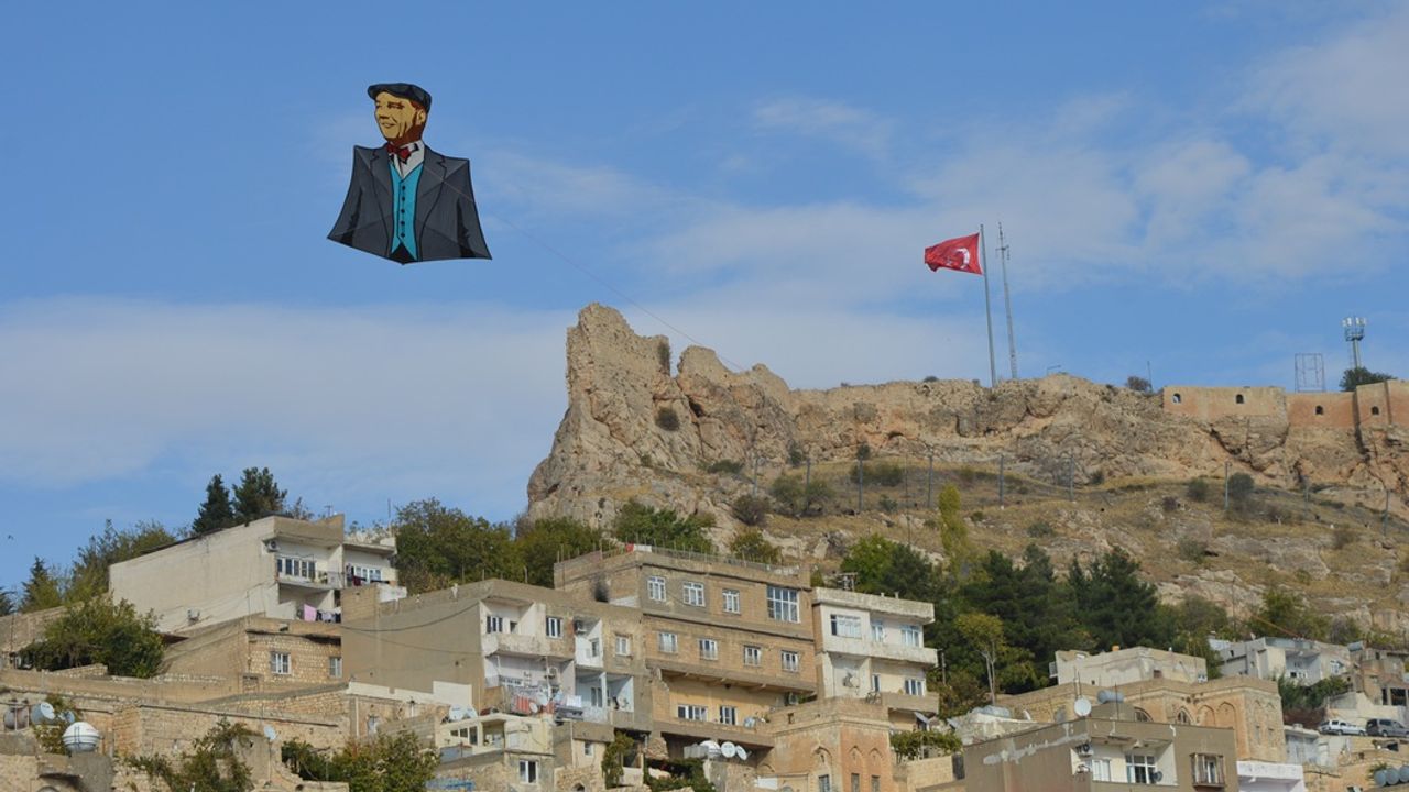 Mardin semalarında Atatürk posterli uçurtma uçuruldu