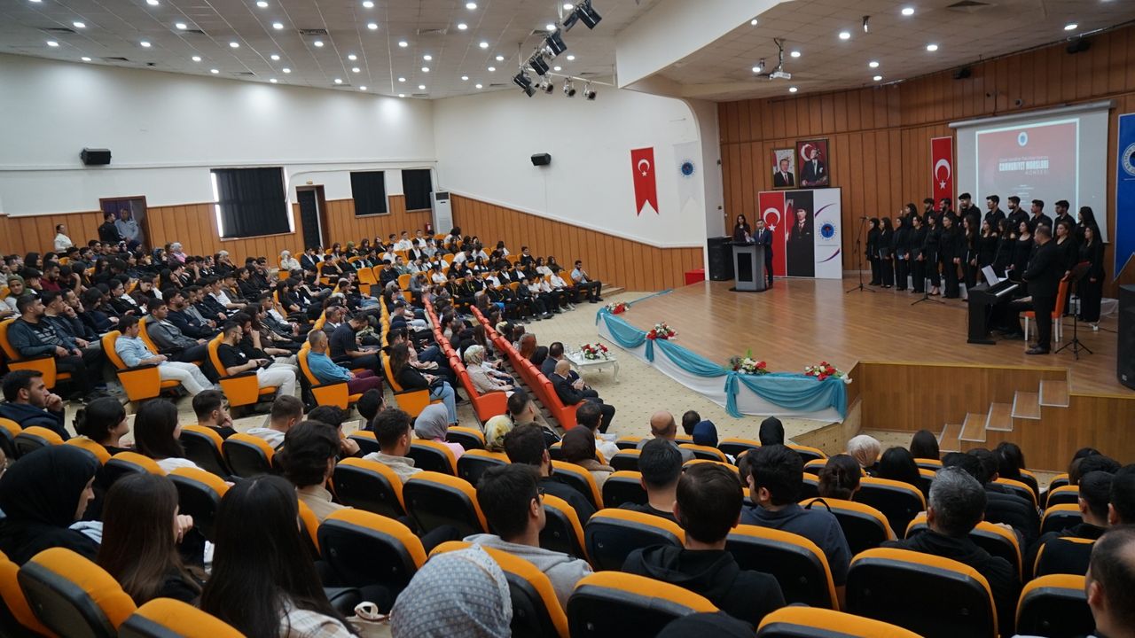 Üniversitede Cumhuriyet Marşları Yankılandı