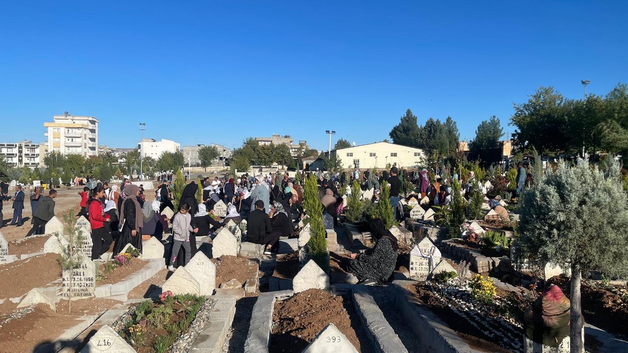 Batman’da Mevsimin En Kalabalık Kabir Ziyareti Yaşandı
