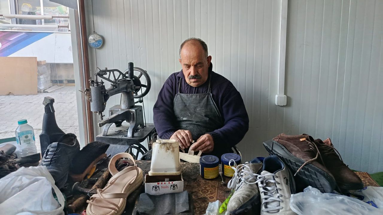 Gençlerin ellerinden telefon düşmüyor, zanaatkarlar ise çırak bulamıyor