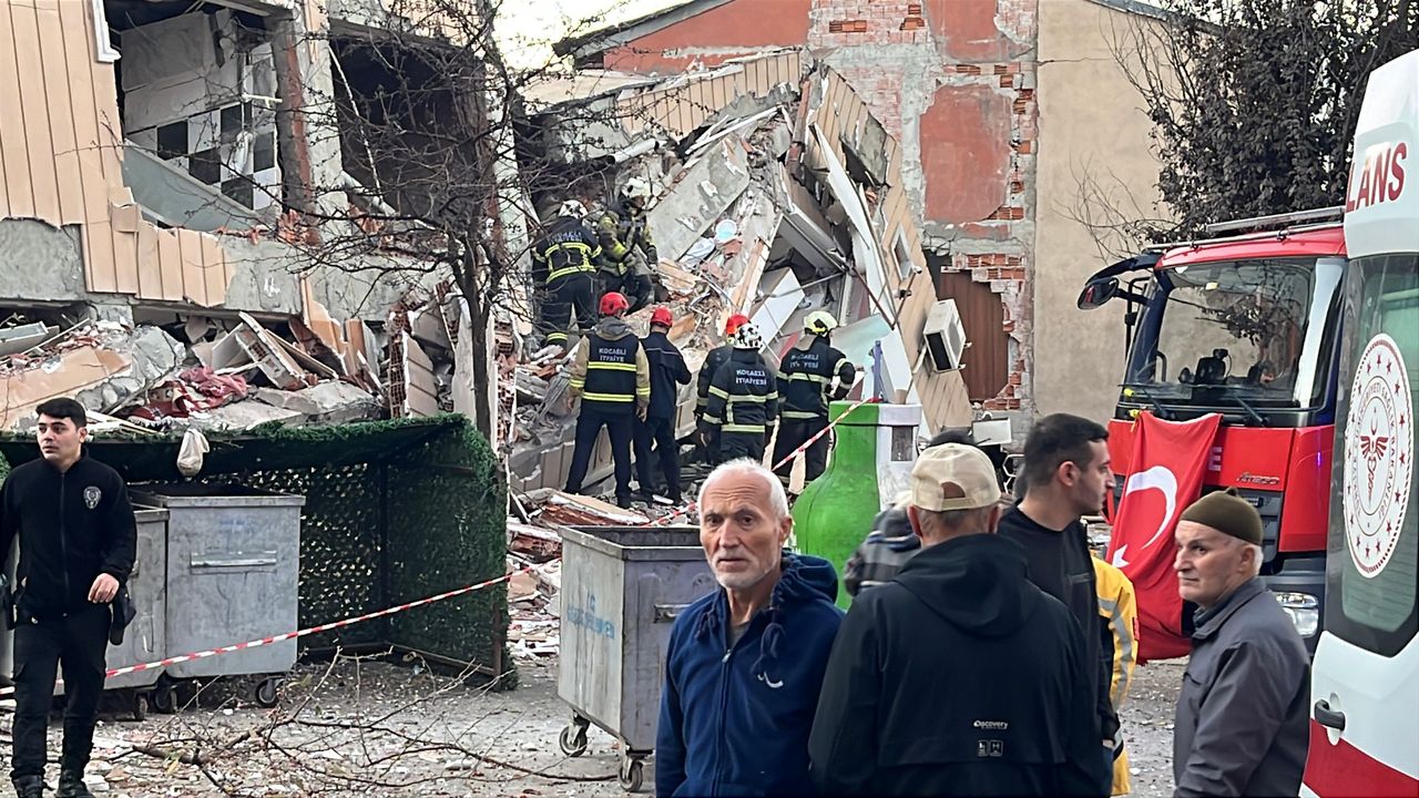 Gebze'de bina çöktü; kurtarma çalışması başlatıldı