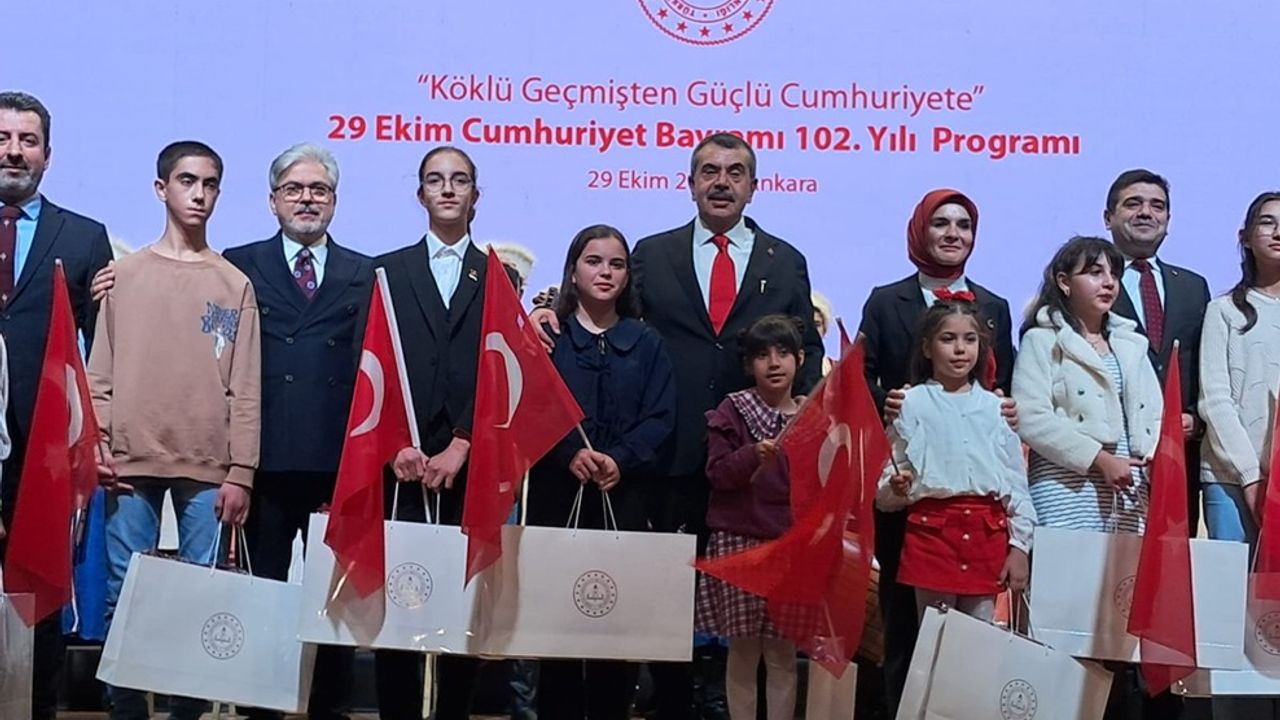 Batman’ın Gururu Hatice Azra Sucu’ya İki Bakan’dan Ödül verildi