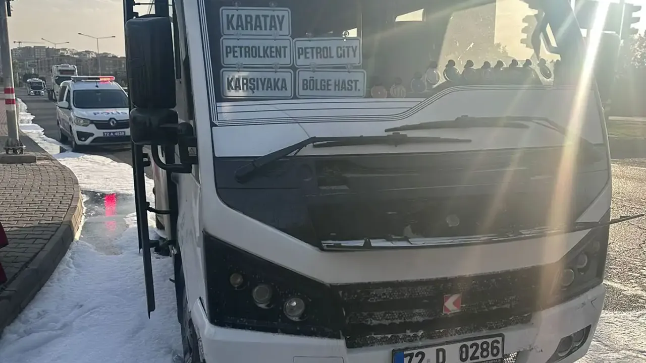 Batman'da seyir halindeki şehiriçi Minibüs’ünde yangın paniği