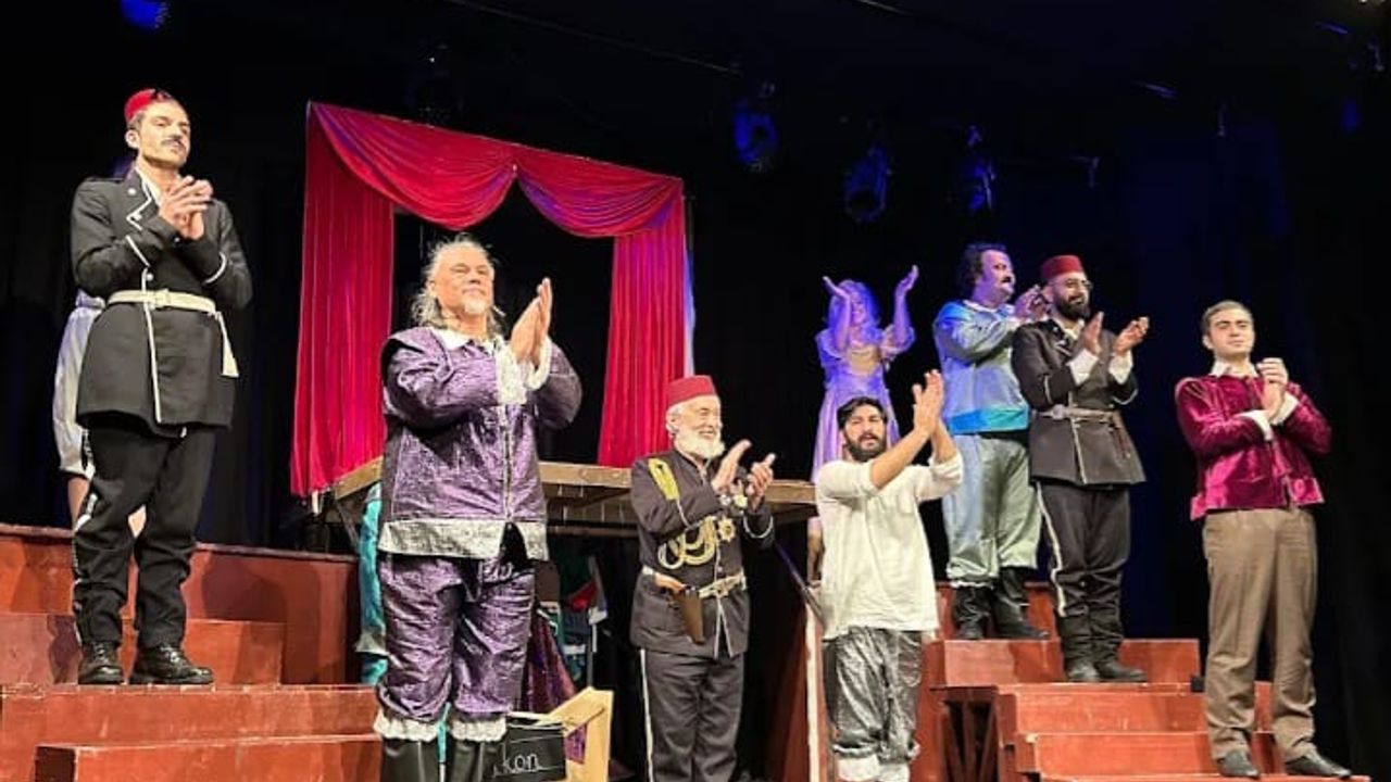 'Patisever' tiyatrocular, sokak hayvanlarının tedavisi için sahnede