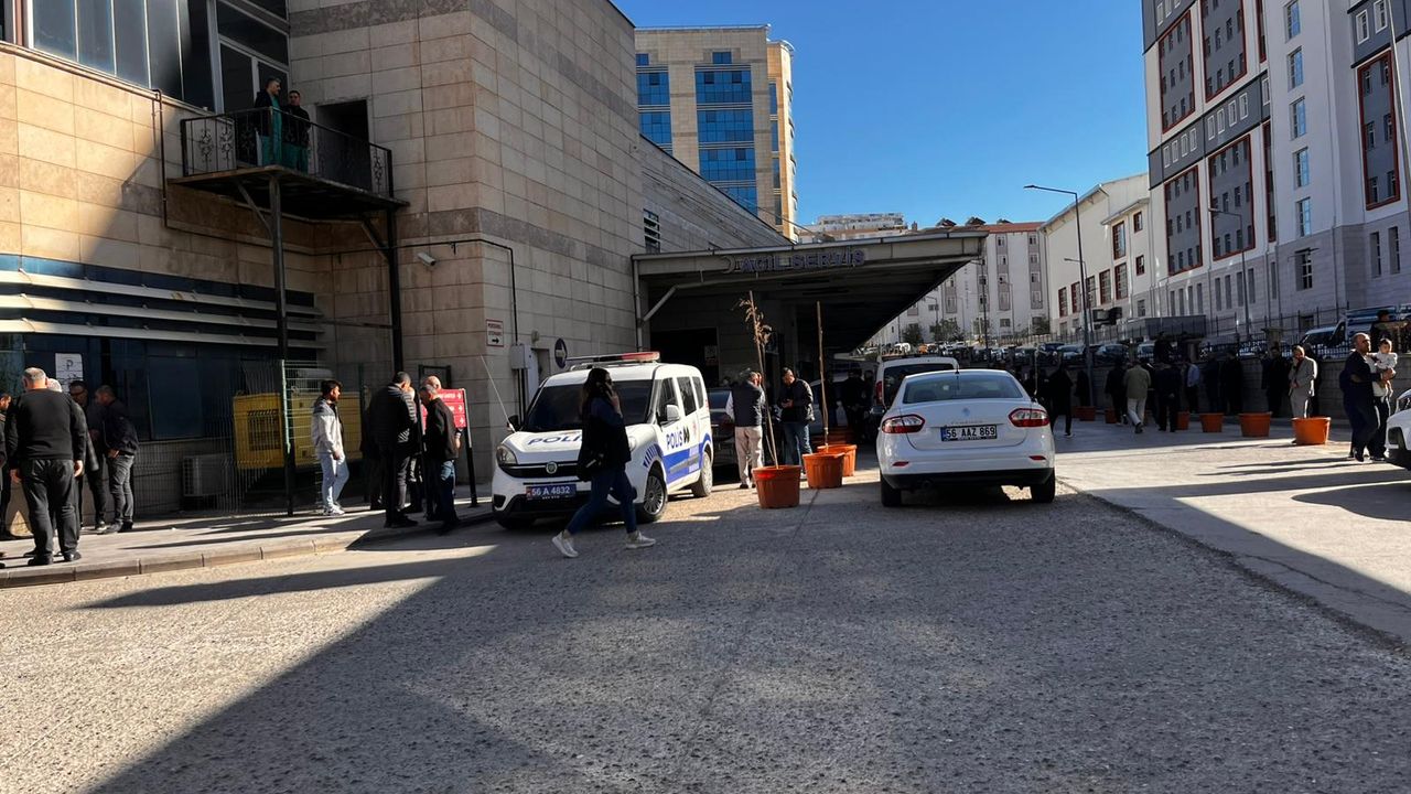 Kurtalan'da bir kişi eşi ile amcasını öldürüp, 3 akrabasını yaraladı