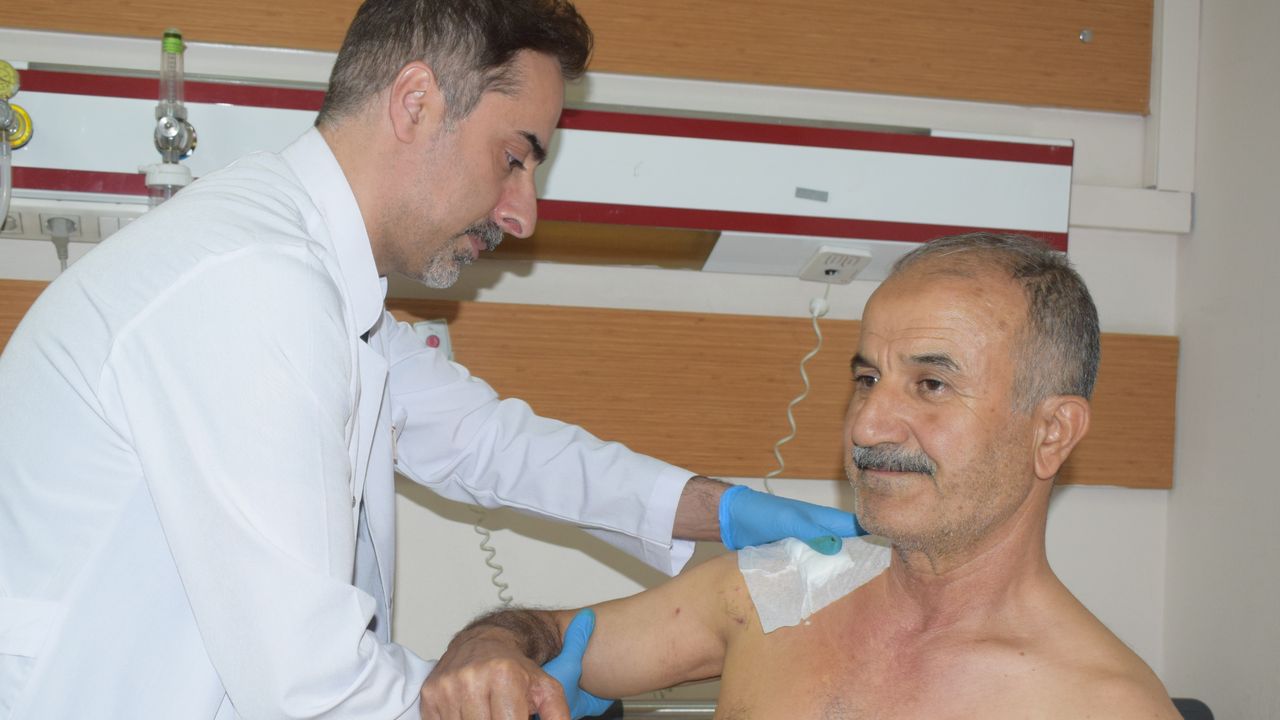 Tenis oynarken omzu çıkan hasta, özel plakla ameliyat edildi