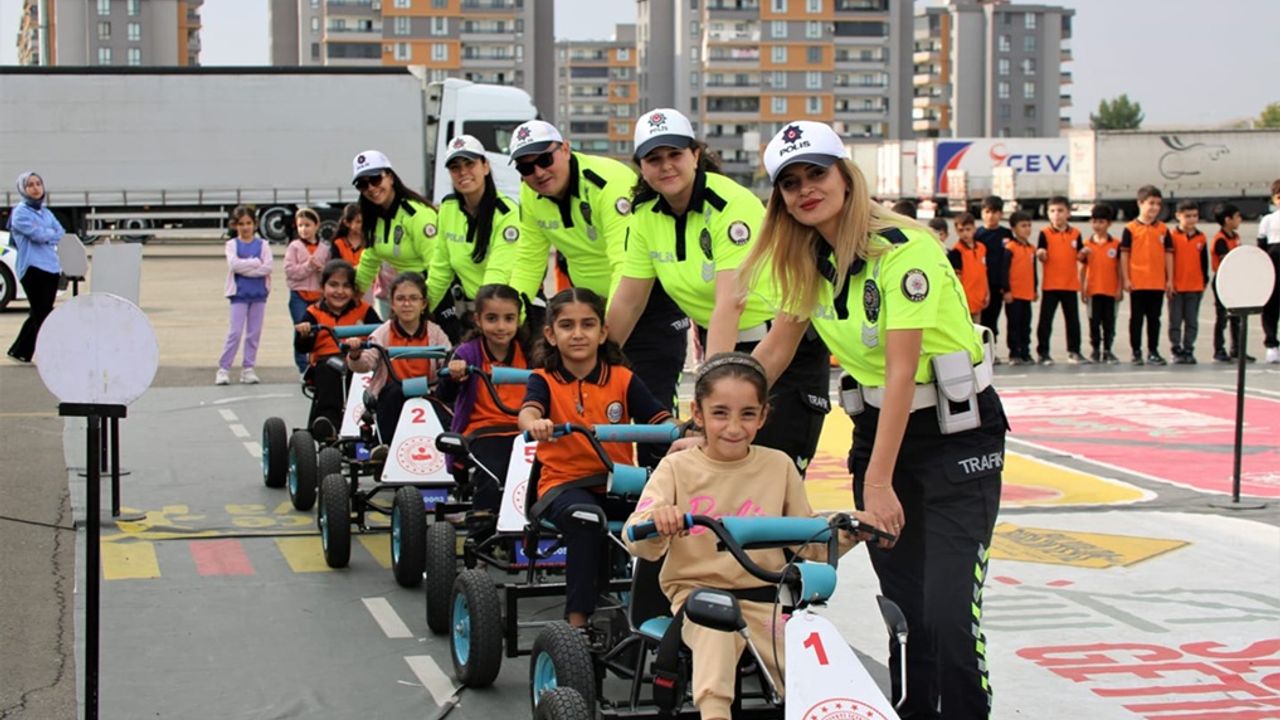 Batman'da Mobil Trafik Eğitim Tırı, Pazaryeri İlkokulunda öğrencilere trafik kuralları öğretti