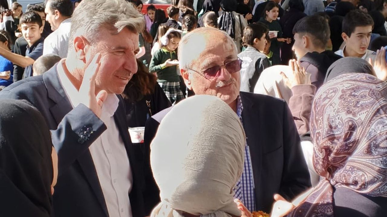 Belediye Başkanı Özhan, öğrencilerin düzenlediği kermese katıldı