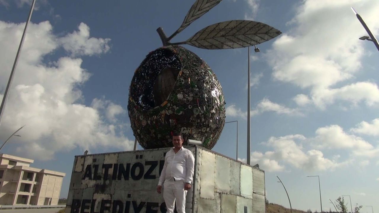 Atıklardan 8 metre yüksekliğinde, 5 ton ağırlığında 'zeytin tanesi' heykeli yaptı