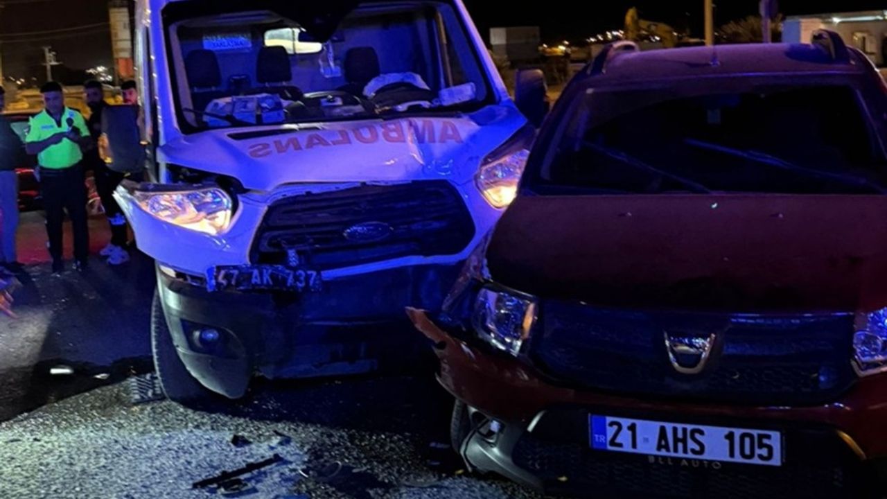 Mardin’de ambulans otomobille çarpıştı