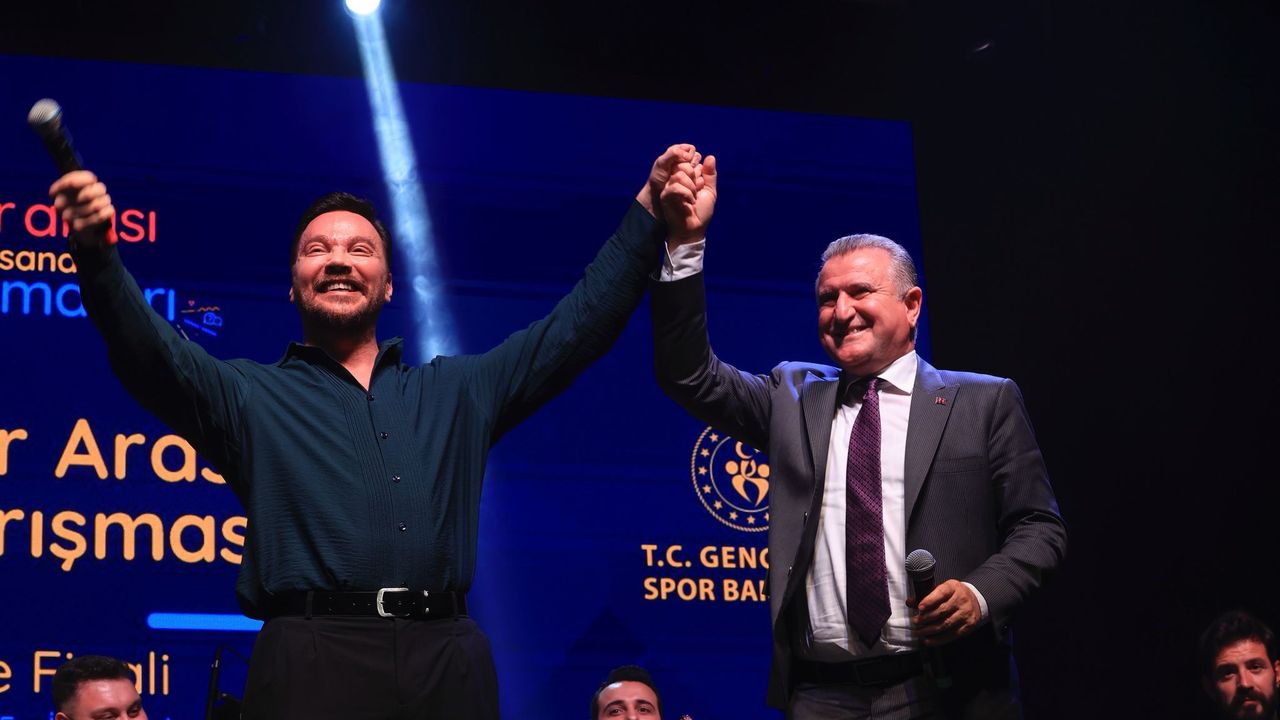 Bakan Bak, Gençler Arası Ses Yarışması Türkiye Finali'ni izledi, sanatçılarla şarkı söyledi