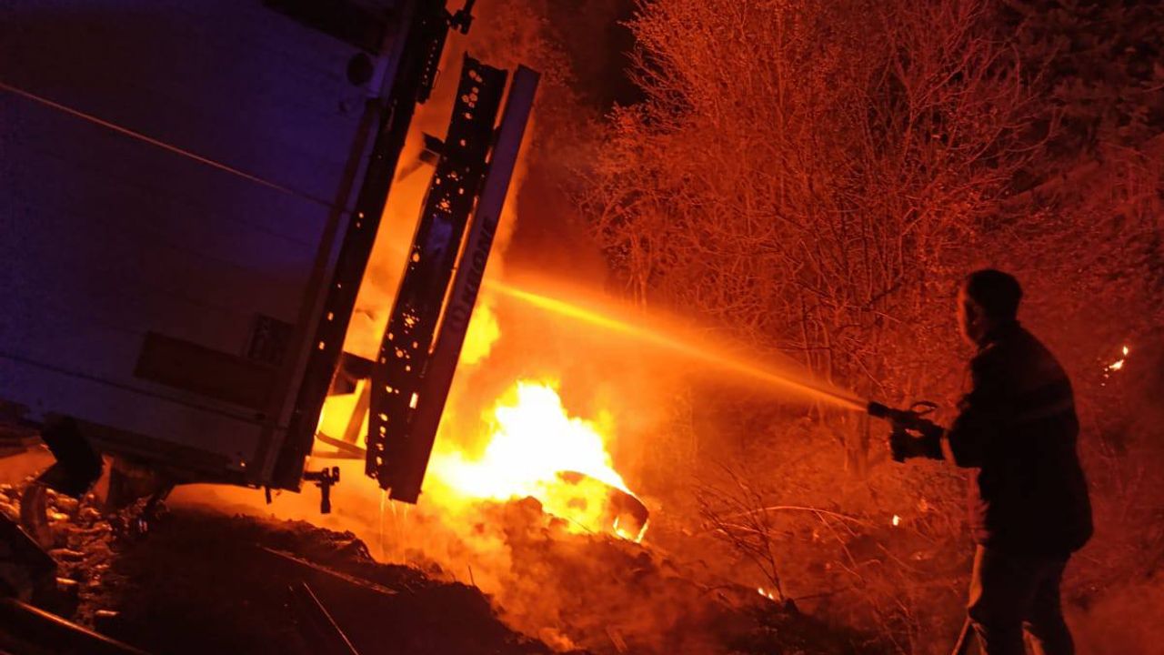 Otoyolda alkollü içecek yüklü TIR yandı