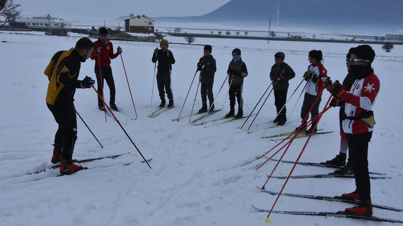 Bitlis'te kar yağdı, kayakçılar çalışmalarına başladı