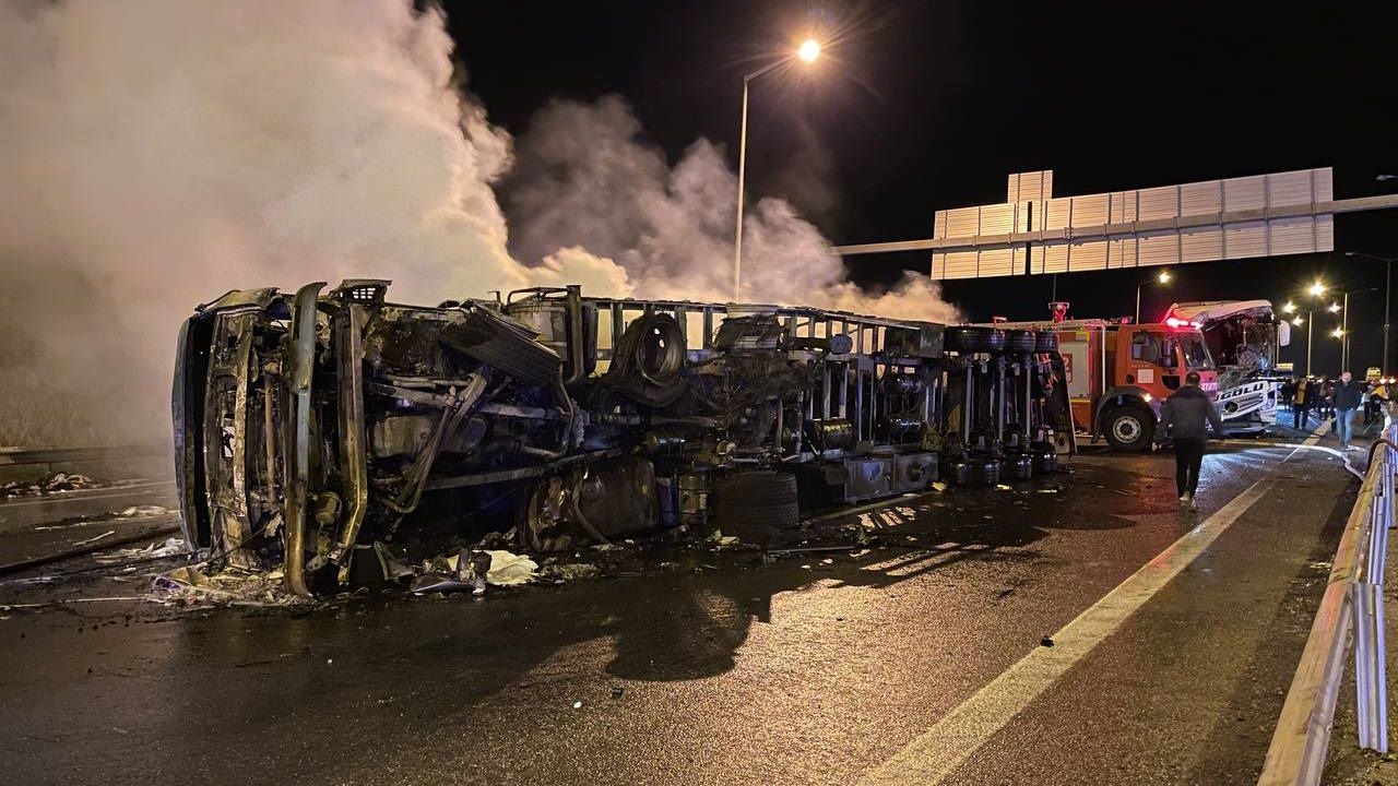 Zincirleme kazada TIR ve otomobil yandı: 1 ölü, 19 yaralı