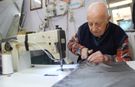 81 yaşındaki terzi mesleğinin sırrını anlattı