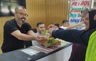 Yolculara Şeker Ve Kolonya İkramı