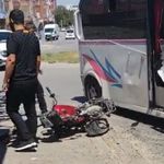 Motosiklet İle Minibüs Çarpıştı: 4 Kişilik Aile Yaralandı