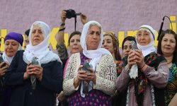 Diyarbakır'da kadınlar barış güvercini uçurdu