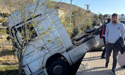 Mardin’de tır ile minibüs çarpıştı: 2 yaralı