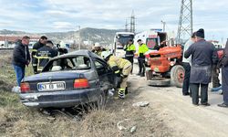 Ehliyetsiz sürücünün kullandığı otomobil ile traktör çarpıştı