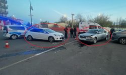 Otomobiliyle, evli sevgilisinin aracına çarptı