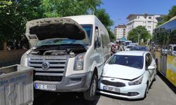 Otomobil servis minibüsüne çarptı, otobüs refüje çıktı