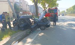 Otomobil aydınlatma direğine çarptı: 1'i ağır, 2 yaralı