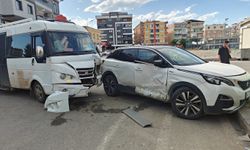 Batman'da şehir içi minibüsü ile otomobil kazaya karıştı