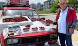 'Çilek' ismini verdiği otomobili ile her gün kilometrelerce yol gidiyor