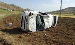 Hafif ticari araç, şarampole yuvarlandı: 1 ölü, 2 yaralı