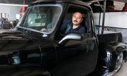 Hurda klasik otomobilleri yenileyip, trafiğe çıkarıyor