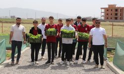 Lise öğrencileri, topladıkları ilk hasadı öğrenci yurduna bağışladı