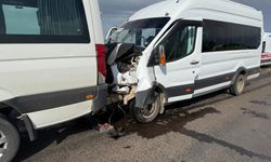 Öğretmenleri taşıyan 2 minibüs çarpıştı; 28 yaralı