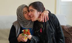 Ömrünü zihinsel engelli kızına adadı