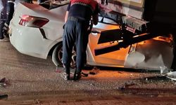 Otomobil, park halindeki TIR'a çarptı: 2 ölü