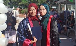 Kızıyla birlikte mezun oldu
