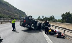 Hafif ticari araç bariyere çarpıp devrildi; 3 yaralı