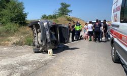 3’ü çocuk 5 kişinin içinde olduğu otomobil takla attı