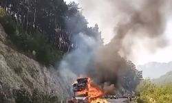 Seyir halindeki saman yüklü pikap alev aldı