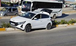 Kamyonun sıkıştırdığı otomobil orta refüje çıktı