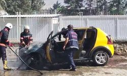 Seyir halindeki ticari taksi alev aldı