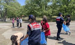 Öğrenciler Jandarma Ekipleriyle Birlikte Çöp Topladı