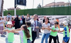 Bakan Tekin, öğrenciler ile birlikte halat çekti