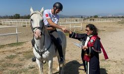 Diplomalarını eğittikleri atların üzerinde aldılar