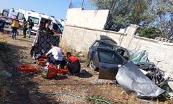 Bismil’de lastiği patlayan otomobil istinat duvarına çarptı: 1 ölü, 6 yaralı