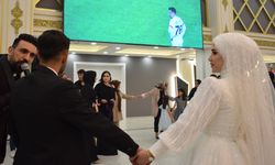 Düğünlerinde final maçını dev ekrandan izlediler