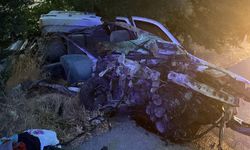 Emniyet şeridindeki TIR'a otomobil çarptı: 4 ölü