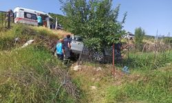 Araç evin bahçesine savruldu: 2 yaralı