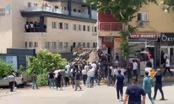 Freni boşalan kamyonet, taksi ve kaldırıma çarpıp takla attı: 4 yaralı